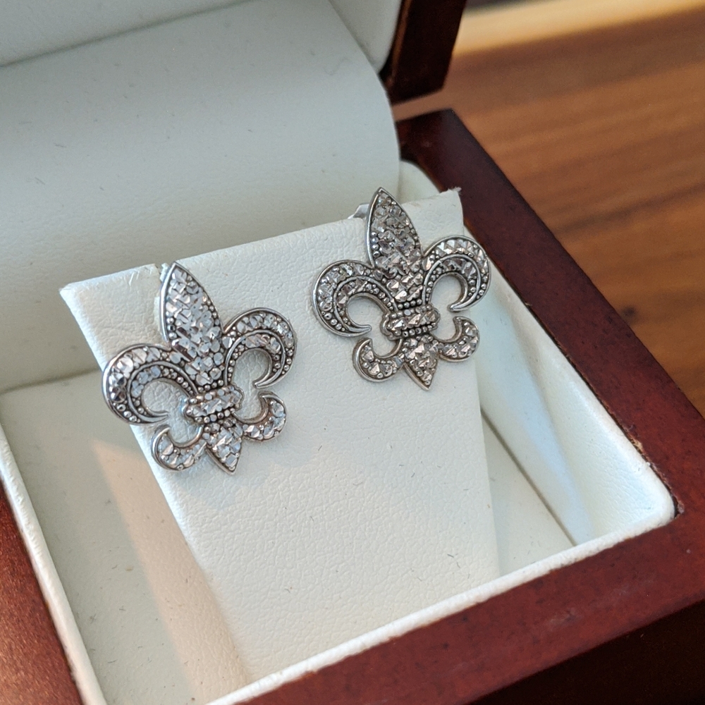 14 karat white gold fleur-de-lis earring